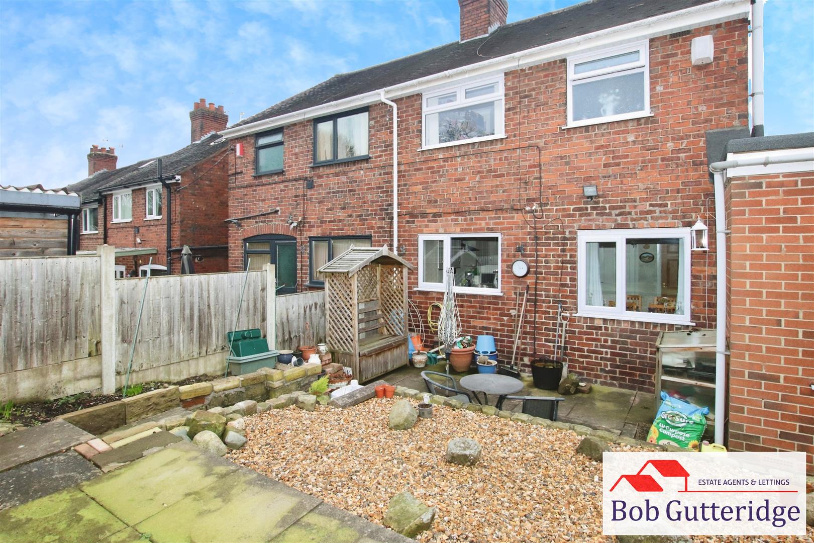 ENCLOSED REAR GARDEN